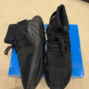 TD triple black size 10